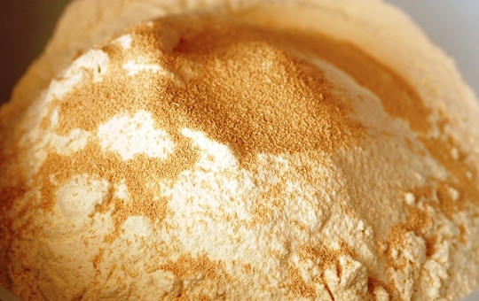 1. Этап. Фокачча с сыром и базиликом: Начнем с того, что смешаем все сухие ингредиенты: муку, соль и дрожжи.