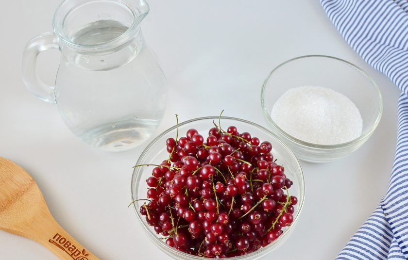 1. Этап. Морс из красной смородины: Подготовьте воду, ягоды и сахар.