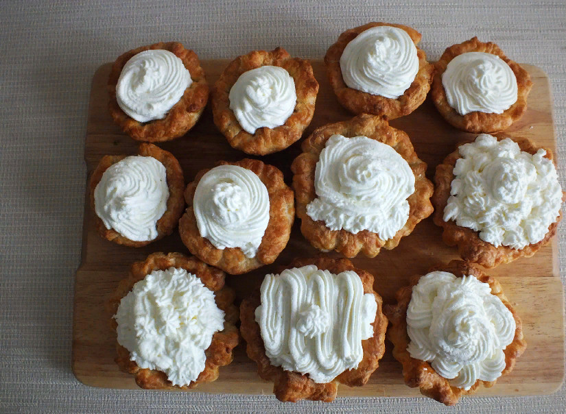 1. Этап. Корзиночки со взбитыми сливками: С помощью кондитерского мешка наполните корзиночки взбитыми сливками.