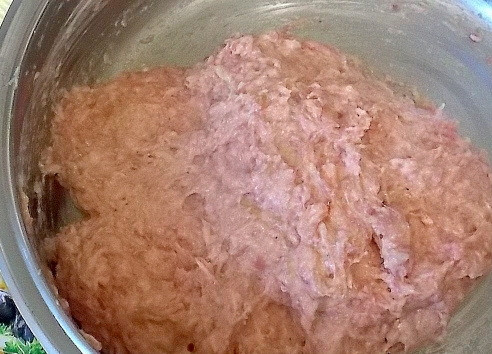 1. Этап. Котлеты Моцарелка: Соедините фарш, майонез, яйцо, муку. Посолите и поперчите. Все хорошо перемешайте.