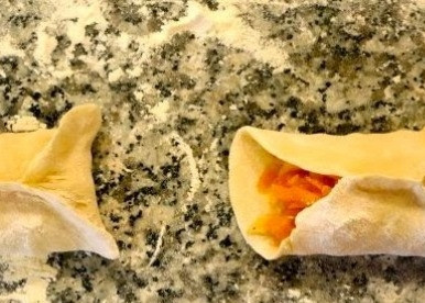 1. Этап. Манты из тыквы: И начинаем лепить манты.