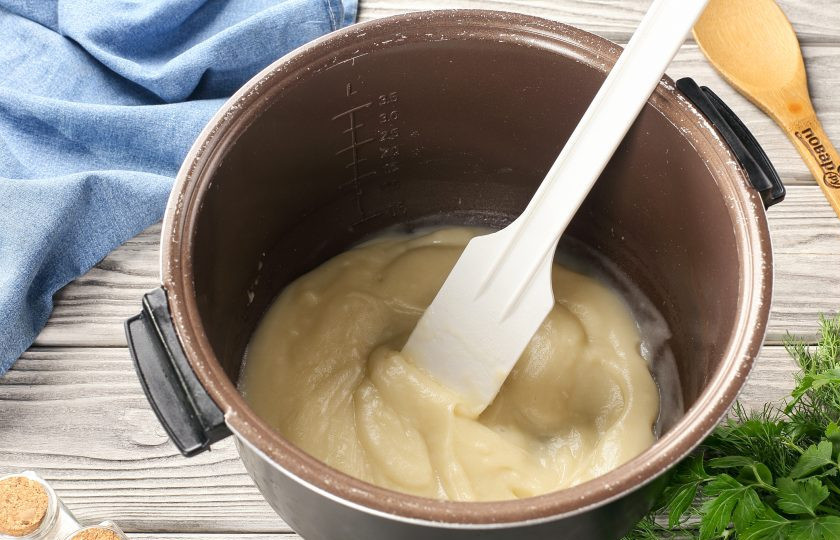 1. Этап. Сливочный соус в мультиварке: Небольшими порциями влейте бульон, каждый раз тщательно перемешивая. Должна получиться масса кремовой консистенции.