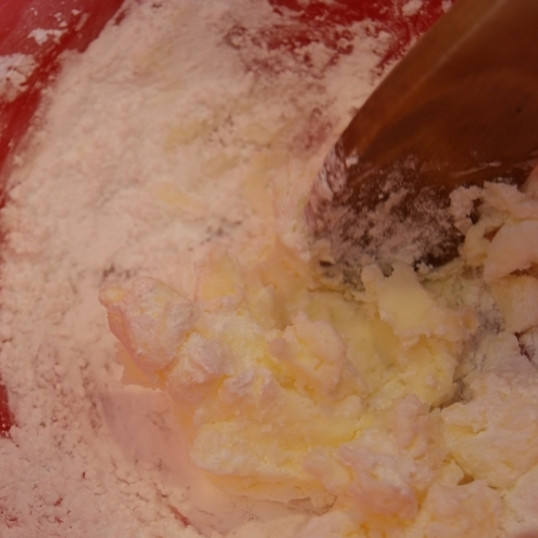 1. Этап. Печенье с зеленым чаем: Остывшее до комнатной температуры и слегка размягченное масло хорошенько перемешиваем с сахарной пудрой.