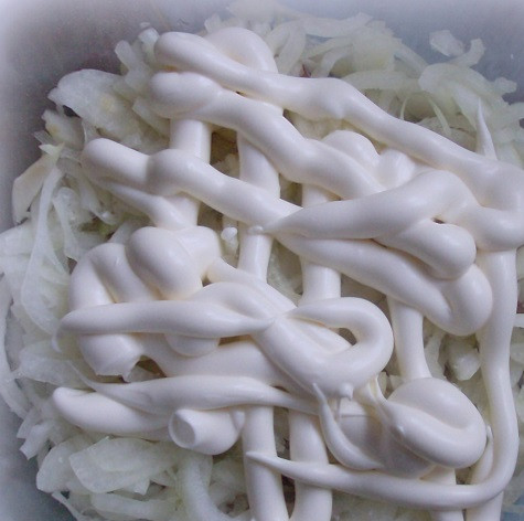 1. Этап. Минтай в майонезе: 6. Выложить майонез по вкусу - можно тоненьким слоем, можно довольно толстым.