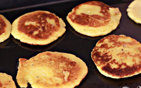 1. Этап. Говядина с кукурузными лепешками: 5. Сформировать из теста 12 шариков (около 5 см в диаметре) и придавить между ладонями в пирожки (примерно 8 мм толщиной). Если тесто слишком липкое, добавить больше муки. Нагрейте 2 столовые ложки масла в большой сковороде на среднем огне и обжарить лепешки до слегка золотистого цвета с обеих сторон, примерно 2-3 минуты с каждой стороны. Выложить на бумажные полотенца и дать стечь маслу.