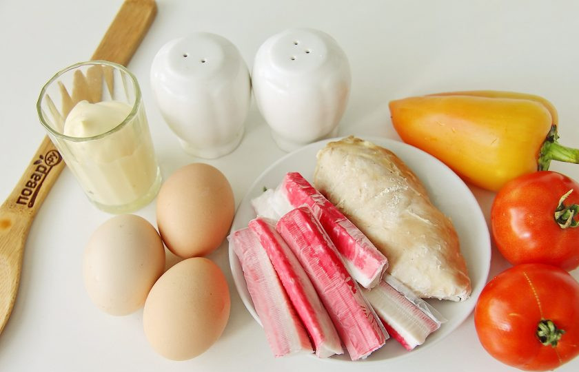 1. Этап. Салат Коралл: Подготовьте все ингредиенты. Куриную грудку и яйца заранее отварите до готовности и остудите.