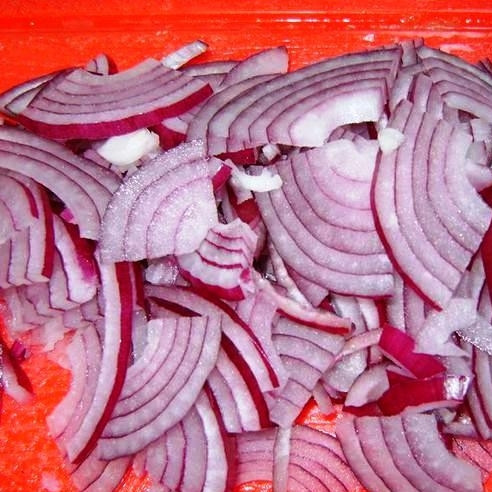 1. Этап. Салат с копченой колбасой: Красную луковицу нарезаем тонкими полукольцами или четвертькольцами.