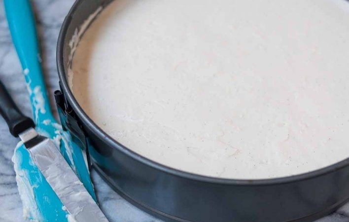 1. Этап. Ванильный чизкейк без выпечки: 13. Распределите начинку ровным слоем, накройте пищевой пленкой и отправьте в холодильник на 1 час.