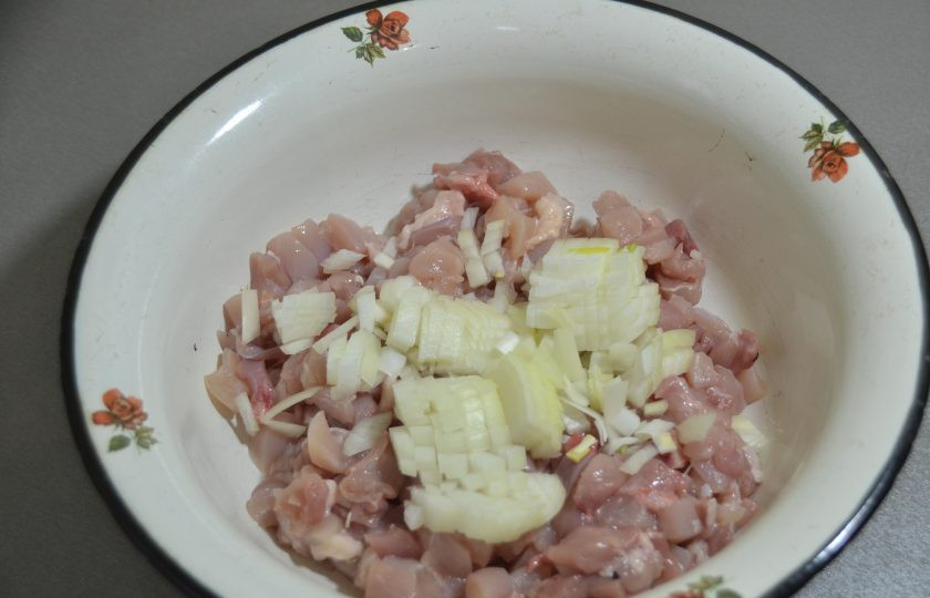 1. Этап. Чувашская хупла: Порежьте мелко лук.