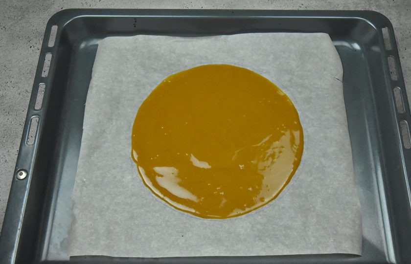 1. Этап. Торт Медок: Подготовьте 2 листа пергаментной бумаги и выложите их на противне. На одном пергаменте отметьте круг диаметром 23-24 см. Выложите в центр круга 6 ст.л. медового теста и аккуратно распределите тесто по отмеченному диаметру. Выпекайте корж в духовке, разогретой до 170 градусов 10 минут. Готовность коржа проверьте деревянной зубочисткой.