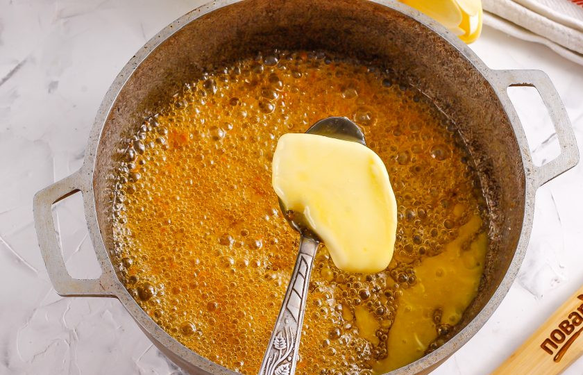 1. Этап. Лимонная карамель: Когда карамель приобретет красивый коричневый цвет. Выложите в емкость сливочное масло и моментально перемешайте. Карамель может шипеть и брызгаться, поэтому обязательно быстро перемешивать все содержимое емкости. Как только масло вмешается, выключите нагрев.
