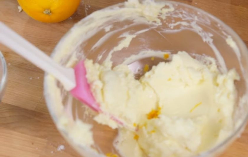 1. Этап. Пряничный человечек: 4. Приготовьте крем: сливочное масло комнатной температуры и холодный сливочный сыр смешайте с помощью венчика и добавьте апельсиновую цедру.