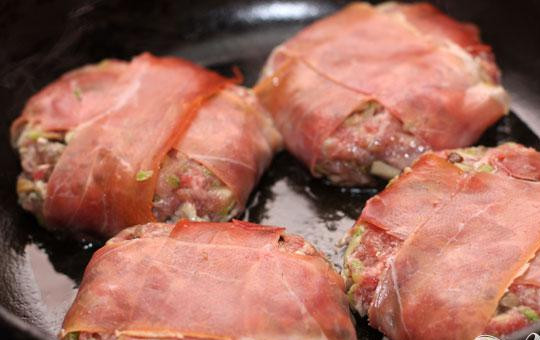 1. Этап. Гамбургер с белыми грибами: 5. В полоску панчетты заворачиваем каждый в отдельности гамбургер (крест-накрест). Можно готовить с нарезанным беконом или сыровяленой ветчиной.