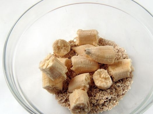 1. Этап. Банановое печенье с овсяными хлопьями: 2. Овсянку выложите в глубокую мисочку и добавьте туда очищенные бананы. Лучше всего выбирать фрукты достаточно спелые и мягкие, чтобы с ними удобнее было работать.