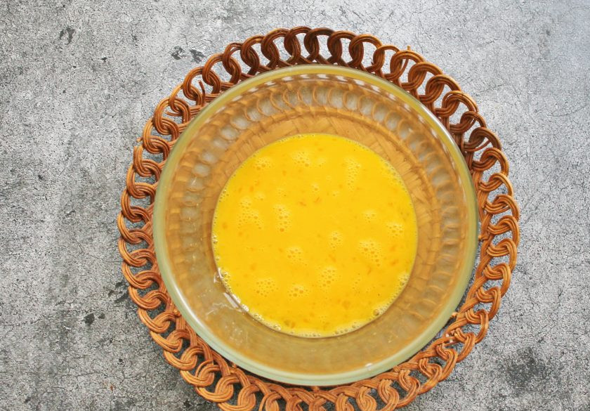 1. Этап. Омлет без масла на сковороде: Венчиком перемешайте яйца с молоком до однородной массы. Не нужно ее сильно взбивать, достаточно просто перемешать.