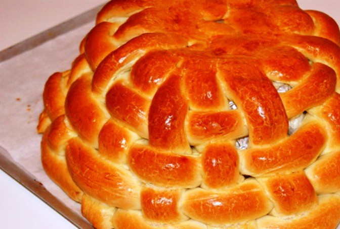 1. Этап. Корзинки на пасху: Яйцо взбейте с ложкой молока и небольшим количеством масла. Получившейся смесь смажьте корзинку и выпеките её в духовке при 180 градусах до золотистого цвета. Затем остудите её и снимите с миски.