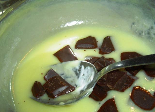 1. Этап. Сливочный тарт с карамелью: Карамель, собственно, уже готова, однако мы для красоты сделаем следующее: половину карамели отложим, а в другую половину положим кусочки черного шоколада и растопим его на медленном огне. Таким образом, у нас будет две карамели - белая и черная.