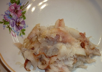 1. Этап. Котлеты на пару в мультиварке Поларис: 2. В небольшую мисочку выложите пару ломтиков хлеба, залейте их молоком. Филе пропустите через мясорубку (можно использовать блендер).