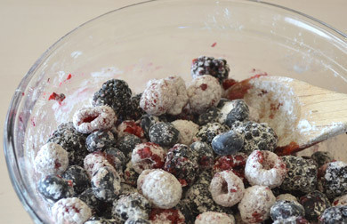 1. Этап. Открытый пирог с ягодами: 11. Ягоды соедините с кукурузным крахмалом и аккуратно перемешайте. При желании можно добавить немного сахара по вкусу.