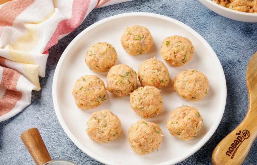 1. Этап. Клёцки рыбные: Сформируйте из фарша круглые шарики, размером примерно, как грецкий орех.