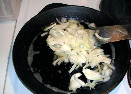 1. Этап. Сэндвич с грибами: Поджариваем лук на разогретой сковороде с маргарином. Приправляем солью и перцем.