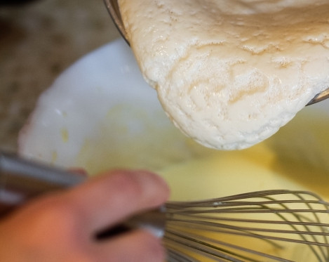 1. Этап. Тутманик: В эту массу вливаем половину растительного масла и добавляем дрожжи.