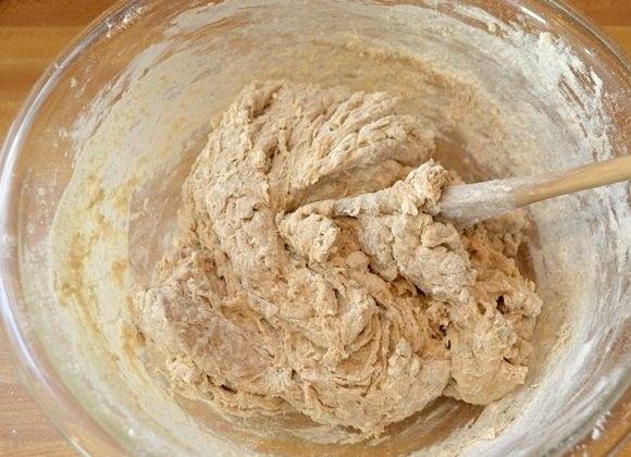 1. Этап. Хлеб с семечками: 5. Добавьте обычную муку: сперва 0,5 стакана, перемешайте, добавляйте понемногу.