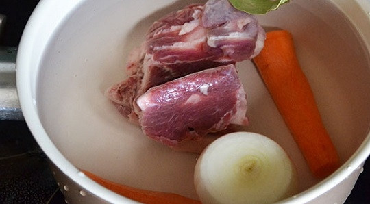 1. Этап. Дюшбара: 1. Первым делом нужно поставить вариться бульон. В кастрюлю выложите косточки, овощи по вкусу, лавровый лист для аромата. После закипания уберите образовавшуюся пену, уменьшите огонь и варите 1-1.5 часа.