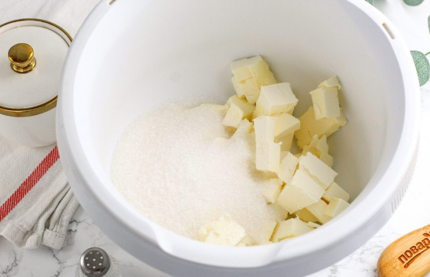 1. Этап. Шоколадно-ванильное печенье: Нарежьте масло кубиками и выложите в чашу кухонного комбайна или миксера, добавьте сахарный песок, соль и ванильный сахар (экстракт). Взбейте все примерно 3-4 минуты.