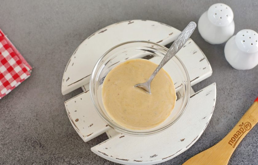 1. Этап. Вкусный маринад для шашлыка из курицы: Соедините майонез, горчицу и аджику. Перемешайте.