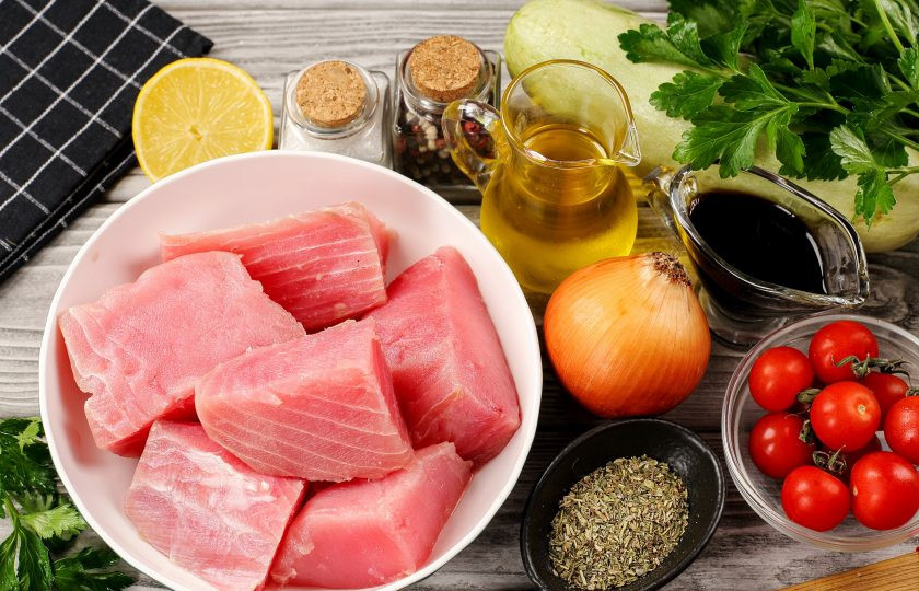 1. Этап. Тунец в соевом соусе: Подготовьте все ингредиенты. Если у вас замороженная рыба, то достаньте её заранее из морозильной камеры и оставьте на нижней полке холодильника до полного оттаивания. У меня уже готовое филе.