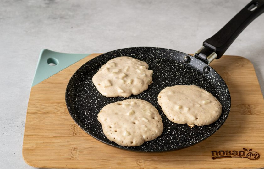 1. Этап. Панкейки с грушей: Разогрейте антипригарную сковороду с капелькой масла на небольшом огне. Жарьте панкейки до румяного цвета. Чтобы они лучше пропекались, лучше готовить их под крышкой.