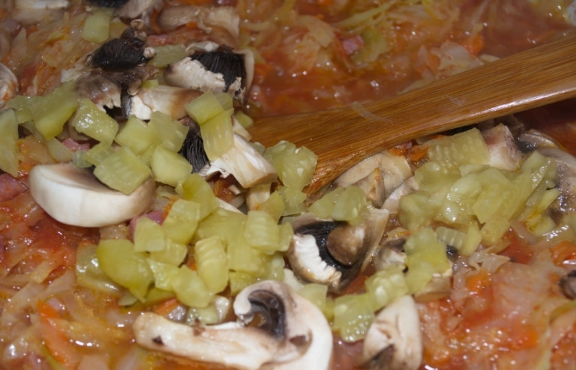 1. Этап. Солянка по-грузински: В самом конце (минут за 10 до окончания) добавьте в солянку натертые на терку огурцы и нарезанные шампиньоны. Тушите все вместе. Посолите, поперчите. Можно добавить немного сахара.