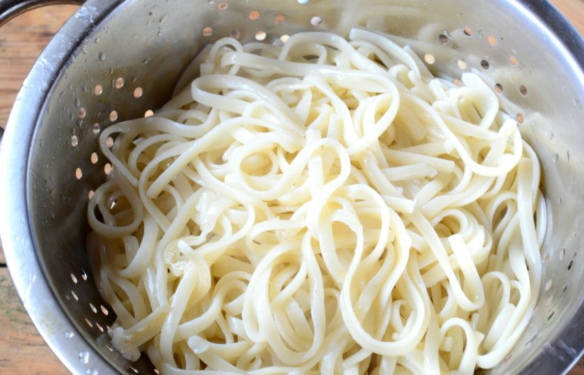 1. Этап. Пирог из спагетти под сыром: Приготовьте спагетти по инструкции, указанной на упаковке. Затем откиньте спагетти на дуршлаг, чтобы убрать лишнюю жидкость.