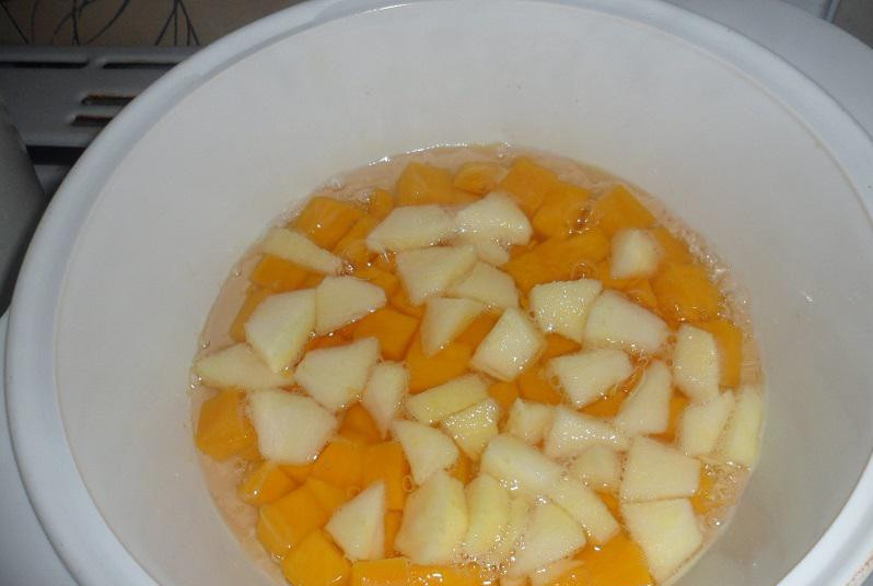 1. Этап. Пюре из яблок и тыквы: 2. Нарезаем яблок и тыкву кубиками среднего размера. Отправляем в кастрюлю, заливаем водой и ставим на огонь.