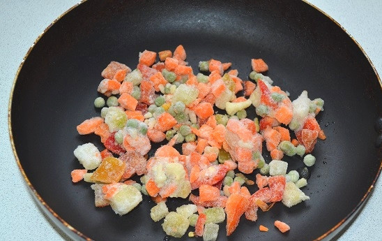 1. Этап. Макароны по-азиатски: 2. На разогретую сковороду влейте чуточку масла и выложите овощи.