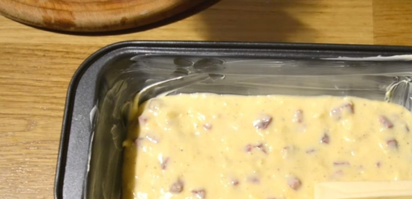 1. Этап. Закусочный кекс с сыром и колбасой: 3. Выложите половину теста в смазанную сливочным маслом форму, затем выложите плавленый сыр и выложите оставшееся тесто.