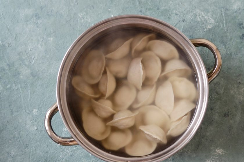 1. Этап. Соевые пельмени: Отварите пельмени в кипящей подсоленной воде с лавровым листом и горошком. Примерно 8-10 минут.