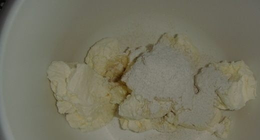 1. Этап. Выпечка с морковью: Миксером взбейте сыр, сливочное масло и сахарную пудру до единой консистенции. В конце добавьте лимонный экстракт. Перемешайте.