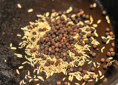 1. Этап. Поркетта: 2. Фенхель и перец обжарьте, затем смолите в кофемолке. Смешайте с другими специями.