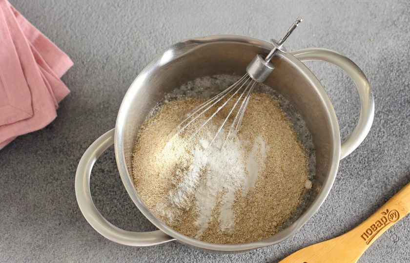 1. Этап. Блинный торт для диабетиков: Всыпьте муку и разрыхлитель.