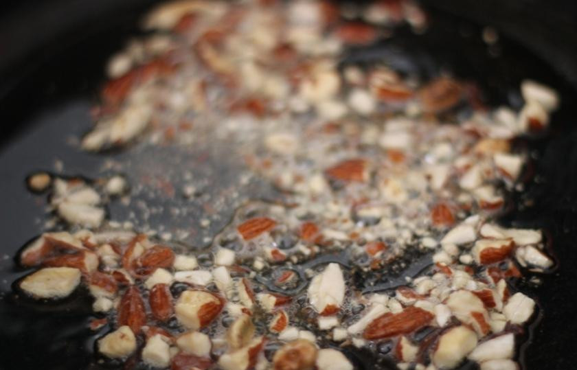 1. Этап. Рис с зеленым горошком и миндалем: В это время на раскаленном масле в сковородке жарим корицу, гвоздику и миндаль (миндаль предварительно размолоть в блендере), пока миндаль не приобретет золотисто-коричневый цвет.