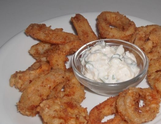 1. Этап. Кольца кальмаров в кляре: 6. Кольца кальмаров в кляре готовы. Подавайте с соусом. Перед употреблением кольца кальмаров обмакивайте в соус. Приятного аппетита.