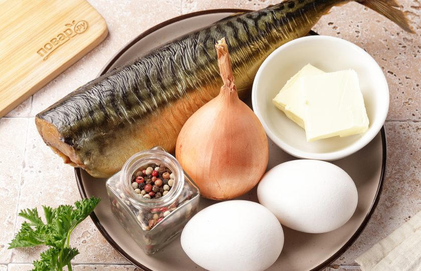 1. Этап. Паштет из копчёной скумбрии: Подготовьте все ингредиенты. Масло заранее размягчите при комнатной температуре. Яйца отварите и остудите.