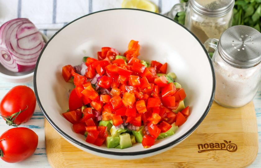 1. Этап. Гуакамоле с помидорами: Промойте помидоры черри в воде, нарежьте их кубиками. Если будете готовить гуакамоле с крупными томатами, то вырежьте из них сердцевинки.