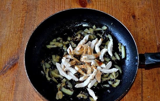 1. Этап. Курица по-китайски с баклажанами: Влейте соус.