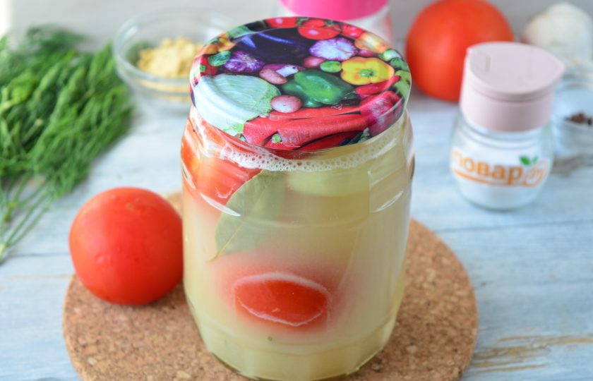 1. Этап. Газированные помидоры: Снимите лишнюю пену, закрутите банку крышкой и поставьте в прохладное место до зимы. Выход — 1 банка объемом 1,5 литра.