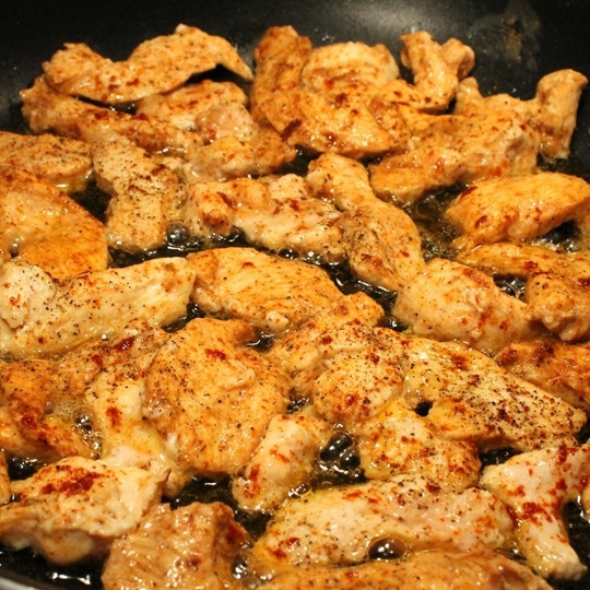 1. Этап. Куриное филе с фасолью: Переворачиваем и обжариваем с другой стороны. Жарим до полной готовности куриного мяса (оно жарится быстро, не пересушите). Точное время жарки зависит от величины кусочков.