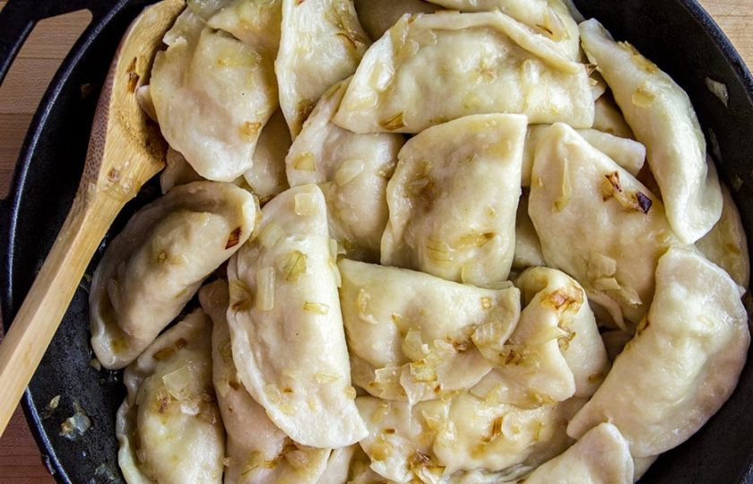 1. Этап. Вареники с картошкой и квашеной капустой: 11. Перемешайте вареники с поджаренным луком и сразу подавайте к столу.