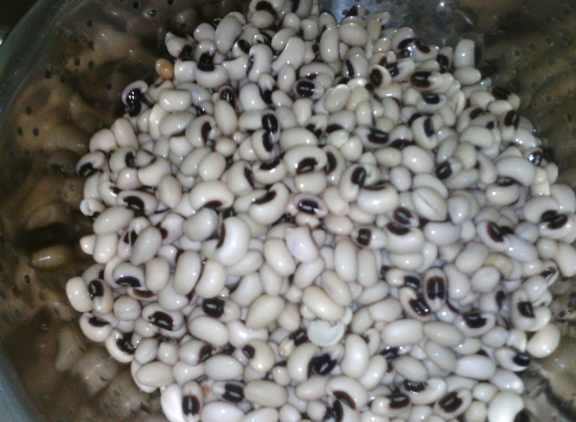 1. Этап. Белое лобио: После того, как фасоль настоялась в воде, варим ее до полуготовности.
